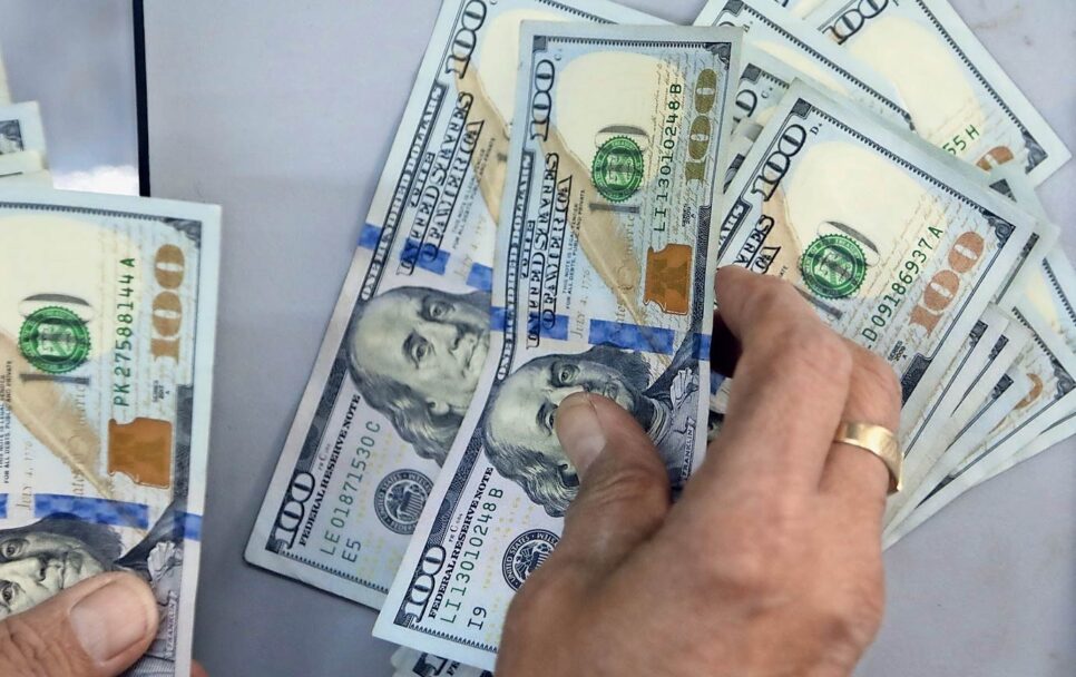 Avanza en EU ley que impone un impuesto del 5% al envío de remesas