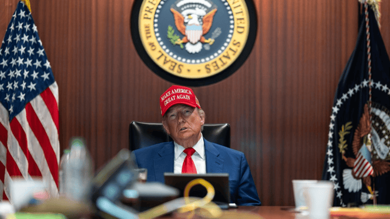 Presiona Trump por petróleo barato tras ataque a Irán