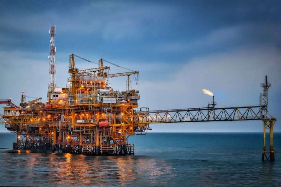 Se dispara petróleo y bolsas retroceden tras ataques a Irán