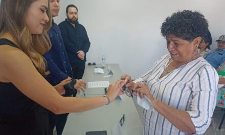 Entregó Coparmex lentes a personas en situación vulnerable