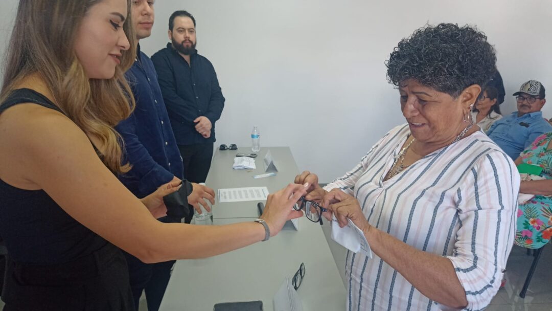 Entregó Coparmex lentes a personas en situación vulnerable