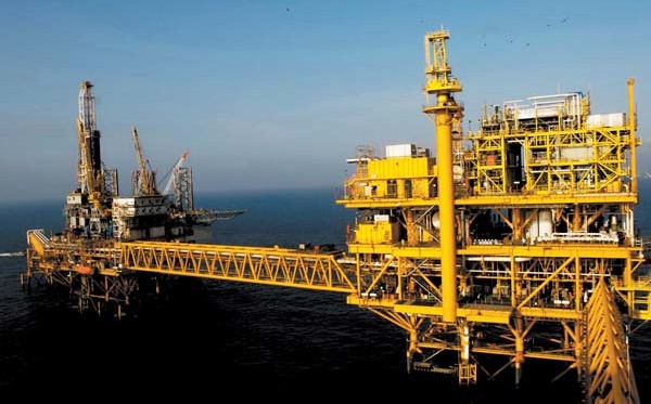 Registra petróleo la mayor alza desde 2022 por guerra Israel-Irán