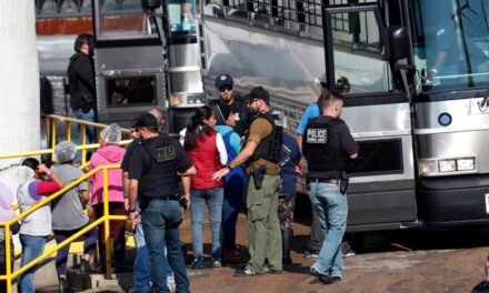 Suspende Trump redadas migratorias en agricultura, hoteles y restaurantes