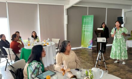 Exponen claves del liderazgo comercial ante empresarias de AMMJE Rosarito