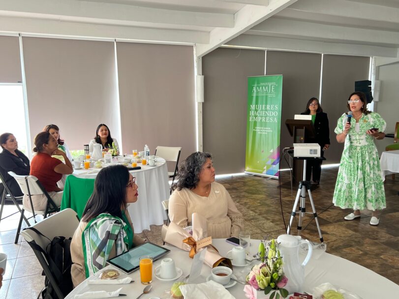Exponen claves del liderazgo comercial ante empresarias de AMMJE Rosarito