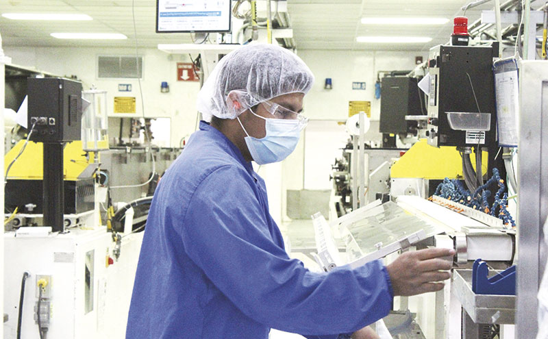 Es fabricación de equipo médico y dental actividad con mayor ocupación laboral en BC