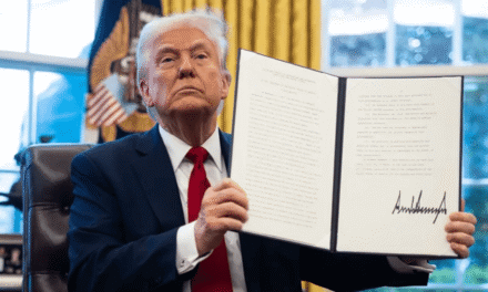 Firma Trump orden que amenaza con aranceles a socios comerciales de Irán