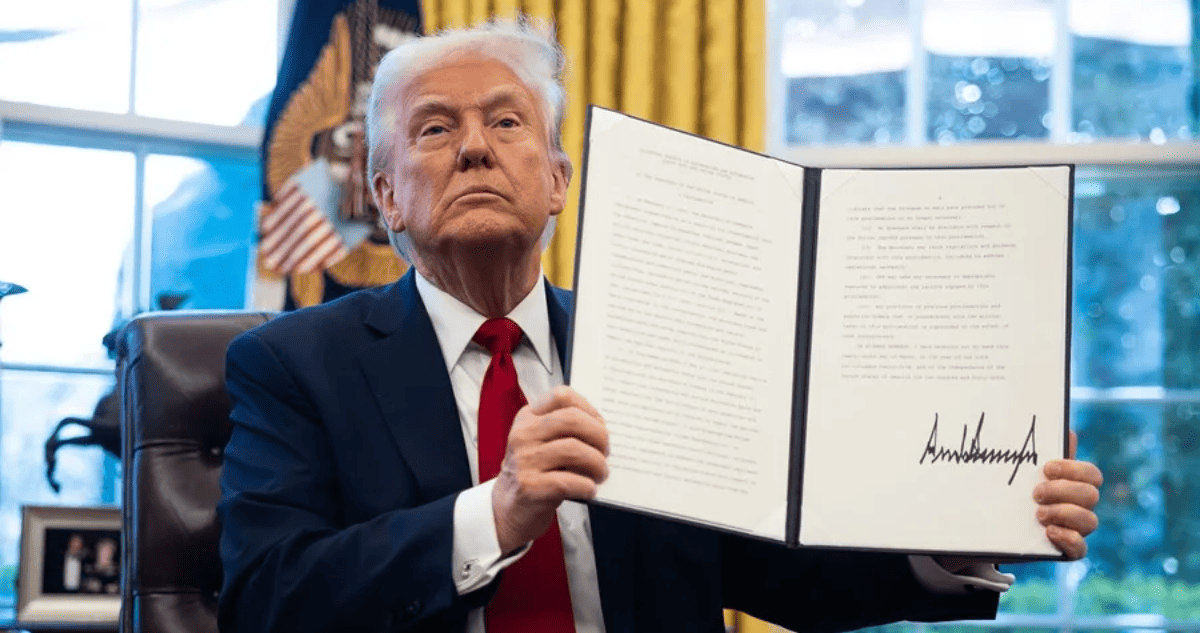 Firma Trump orden que amenaza con aranceles a socios comerciales de Irán