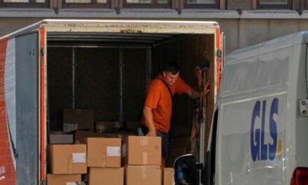 Paran servicios postales envíos a EU por fin de exención arancelaria