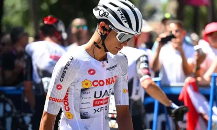 Sufre caída Isaac del Toro en inicio de la Vuelta Burgos