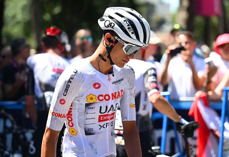 Sufre caída Isaac del Toro en inicio de la Vuelta Burgos