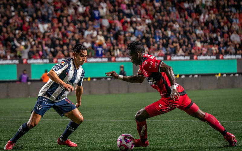 Empatan Xolos y Rayados a dos goles en el Estadio Caliente