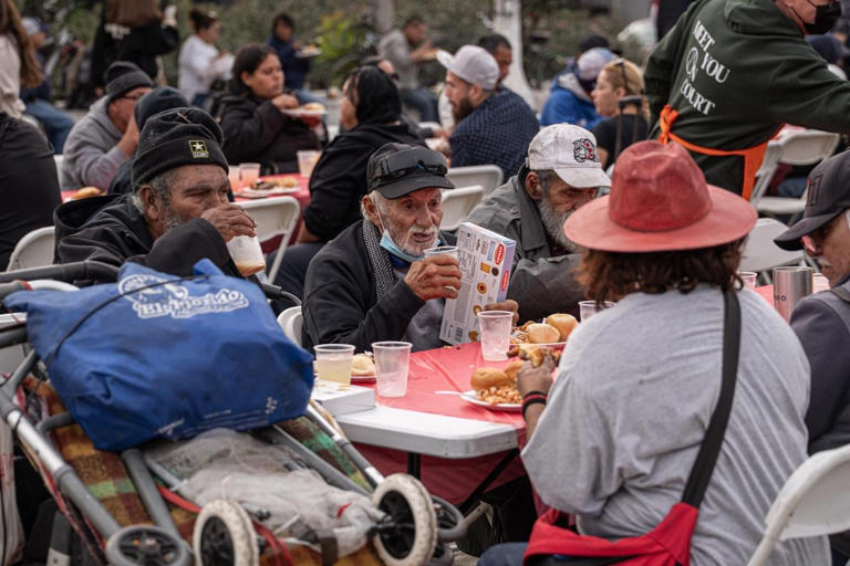 Entregan 500 platillos a personas en situación de calle y deportados