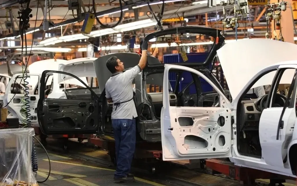 Arrastra México aranceles a acero, autos y camiones hacia la revisión del T-MEC