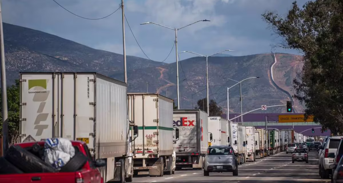 Provoca caída del sistema aduanal filas kilométricas de tractocamiones en Otay