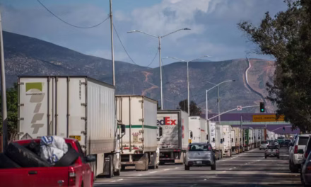 Provoca caída del sistema aduanal filas kilométricas de tractocamiones en Otay