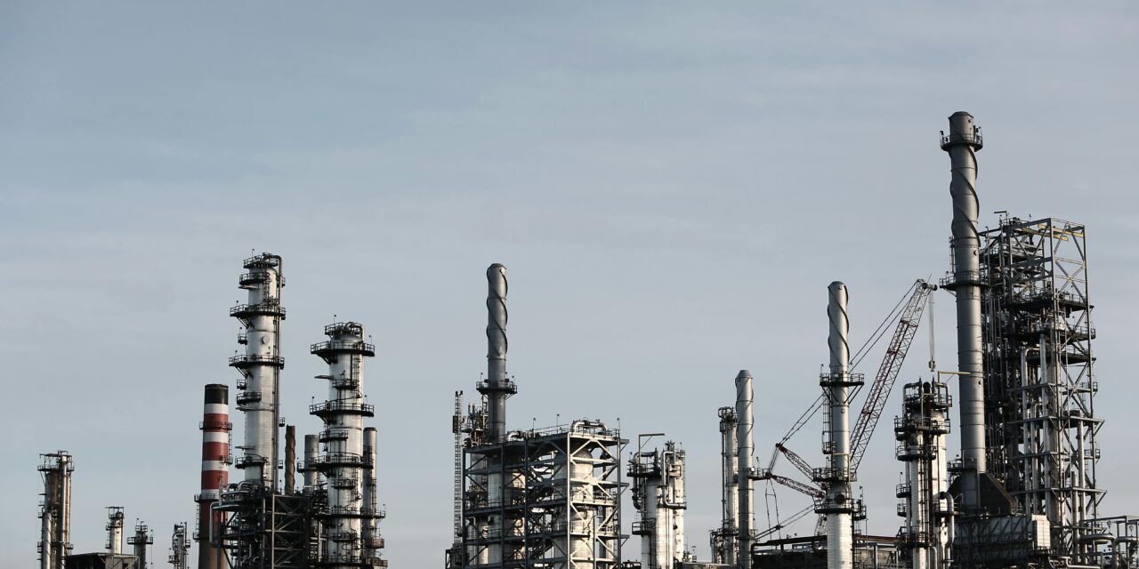 Petróleo vuelve a la calma y bolsas ganan, tras sacudida