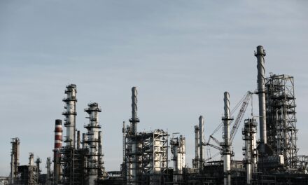 Petróleo vuelve a la calma y bolsas ganan, tras sacudida