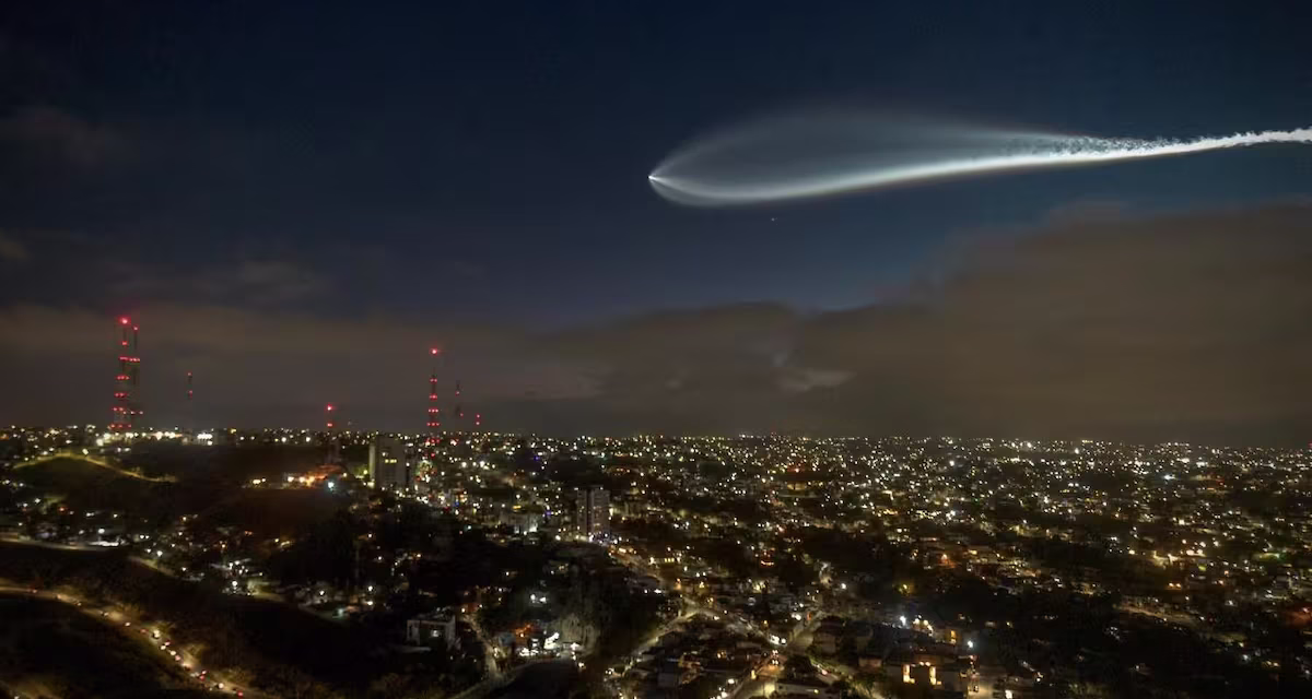 Ilumina Falcon 9 de SpaceX el cielo de Tijuana