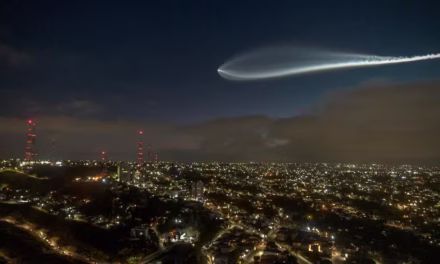 Ilumina Falcon 9 de SpaceX el cielo de Tijuana