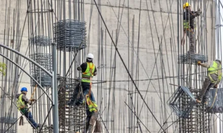 Firma gobierno acuerdo con industria siderúrgica: solo comprará y construirá con acero mexicano