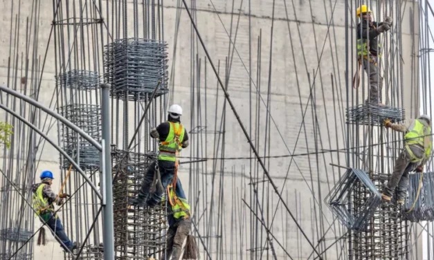 Firma gobierno acuerdo con industria siderúrgica: solo comprará y construirá con acero mexicano