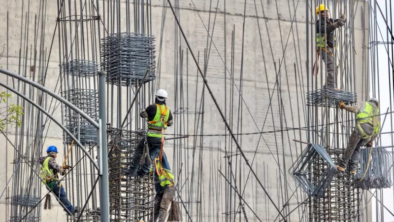 Firma gobierno acuerdo con industria siderúrgica: solo comprará y construirá con acero mexicano