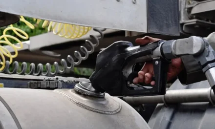 Acuerdan gobierno y gasolineros tope de 28 pesos por litro de diésel