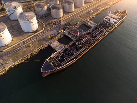 Se desploma petróleo más de 8 dólares tras apertura del estrecho de Ormuz