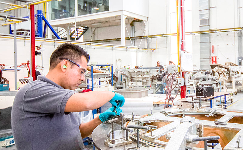 Exporta México a niveles récord, pero la IED en manufactura cae 25%
