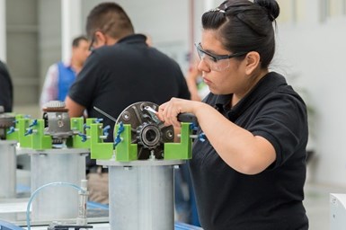 Impulsan vocación científica en niñas para cerrar brecha de género en la industria de Tijuana