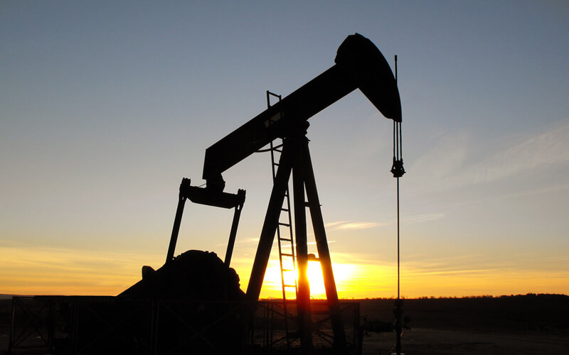 Caen precios del petróleo ante expectativas de un acuerdo entre EU e Irán