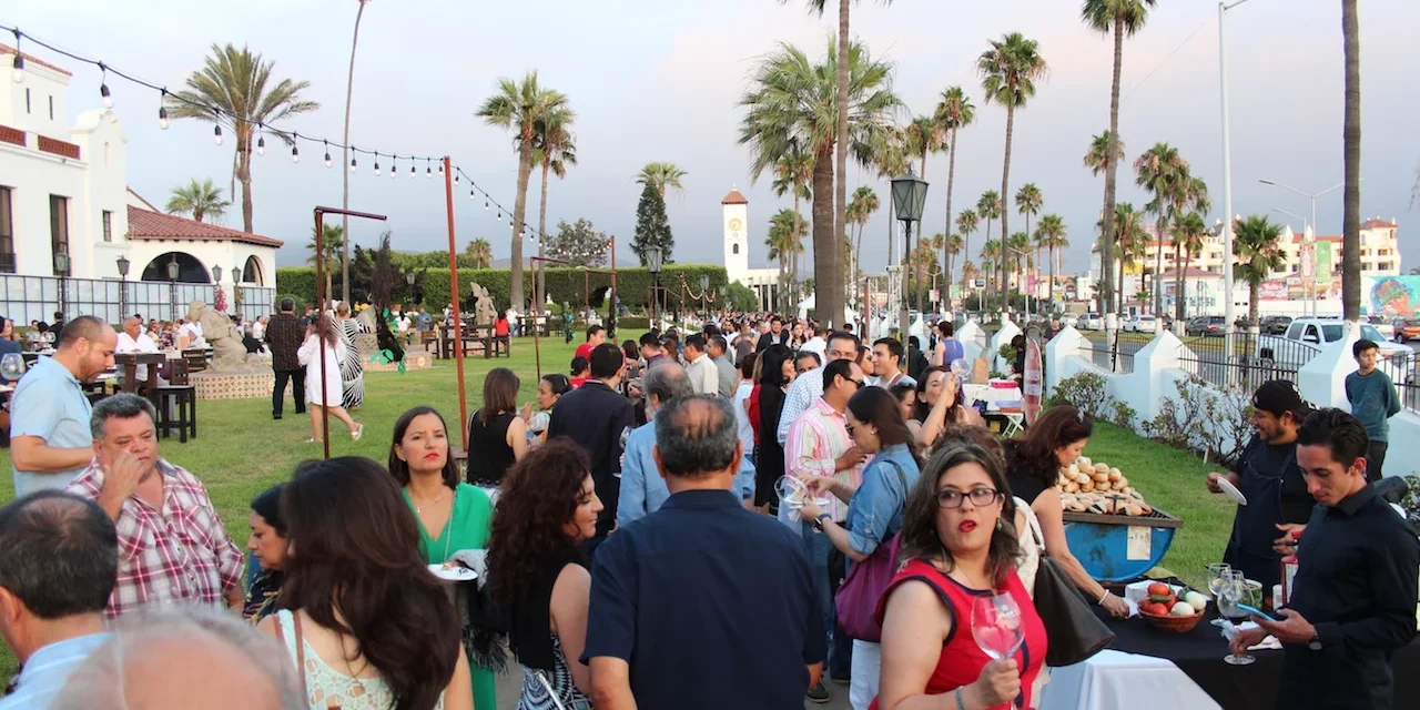 Anuncia La Muestra del Vino 2026 a Mi Banda El Mexicano en Ensenada