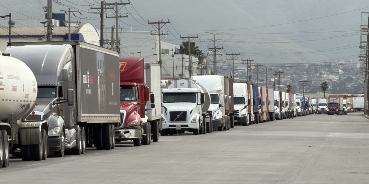 Retrasan horarios pico y cambios operativos el cruce de mercancías por garita de Otay