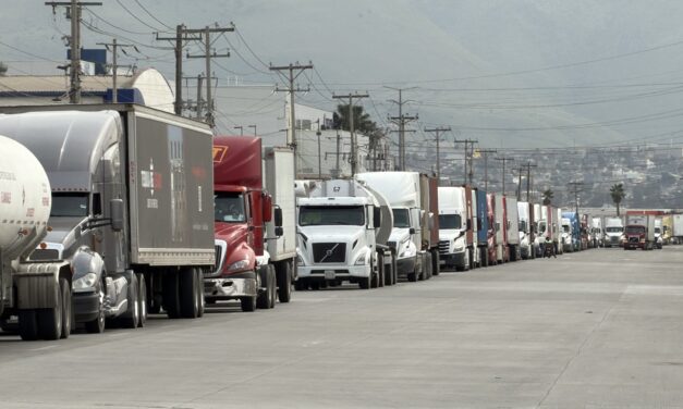 Retrasan horarios pico y cambios operativos el cruce de mercancías por garita de Otay