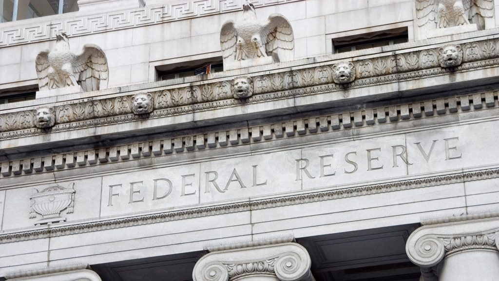 Mantiene la FED tasa de interés, pero crece presión para endurecer política monetaria