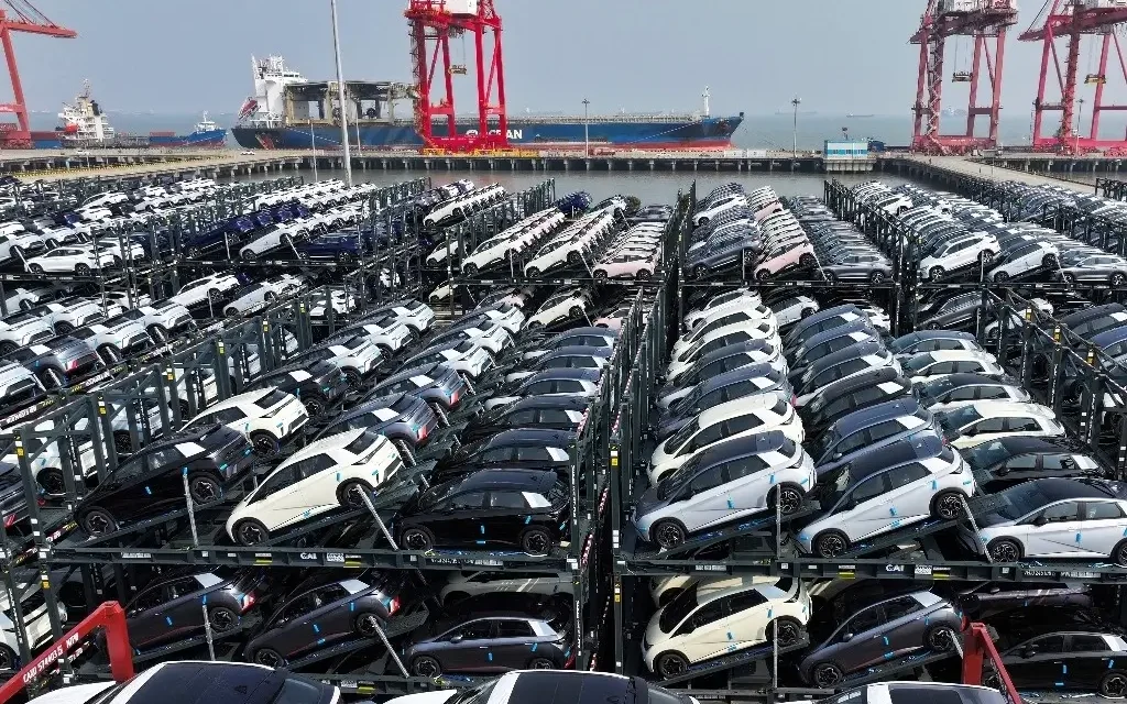 Tensa avance de autos chinos negociación comercial con EU
