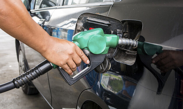 Reducen impuestos a combustibles para contener precios