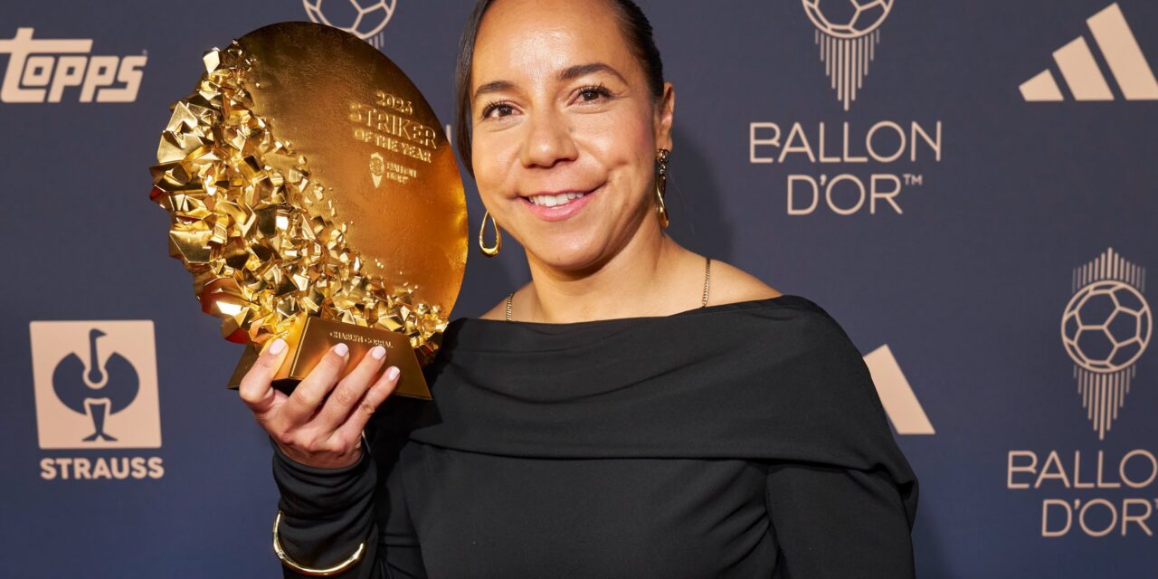 Gana Mexicana Charlyn Corral premio a delantera del año en el Balón de Oro 2026 