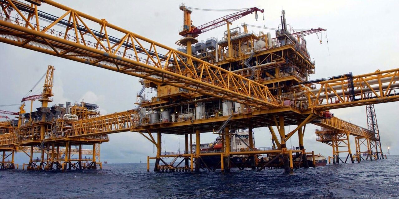 Cae producción de Pemex a mínimo histórico y reduce margen exportador