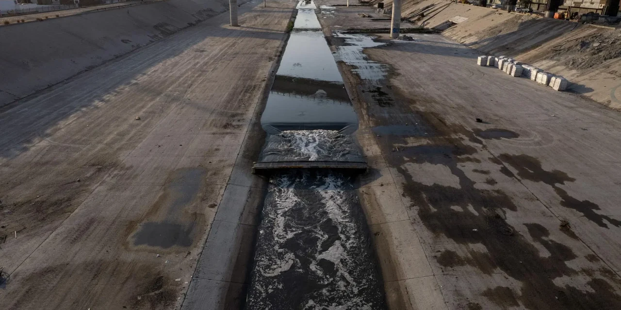 Cruza contaminación del río Tijuana a EU y escala hasta el TMEC