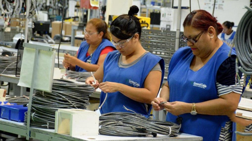 Identifican barreras de género para trabajadoras de la industria maquiladora